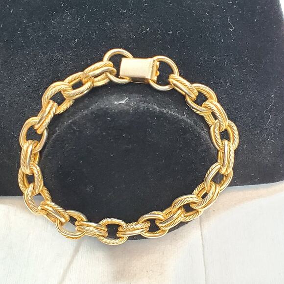 Link Chain Bracelet Gold Tone 3.5" Unsigned Minimalist - Picture 4 of 4